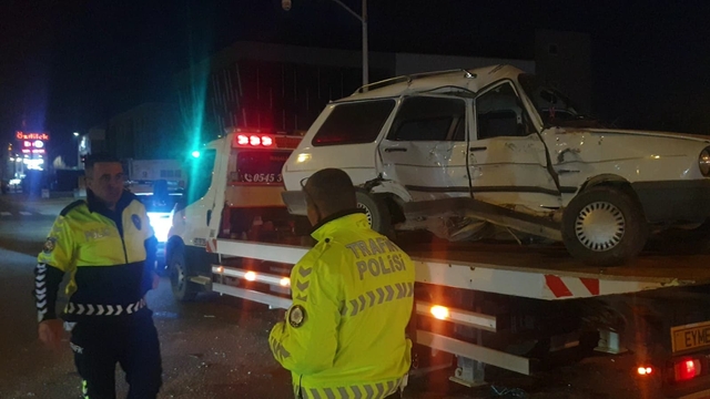 Kavşakta otomobil ile minibüs çarpıştı: 3 yaralı