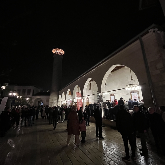 Depremin ardından yeniden inşa edilen Habibi Neccar Camii, Kadir Gecesi'nde...