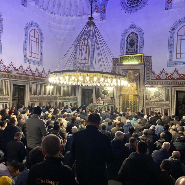 Kocaeli'de Kadir Gecesi camilerde dualarla idrak edildi