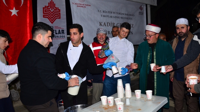 Vakfiye geleneği Ramazan boyunca yaşatıldı
Manisa'da her gün 500 kişiye iftar, Kadir Gecesi'nde 2 bin kişiye salep ikramı