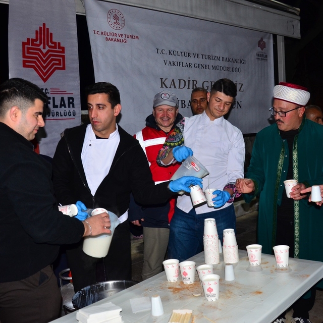 Vakfiye geleneği Ramazan boyunca yaşatıldı
Manisa'da her gün 500 kişiye ift...