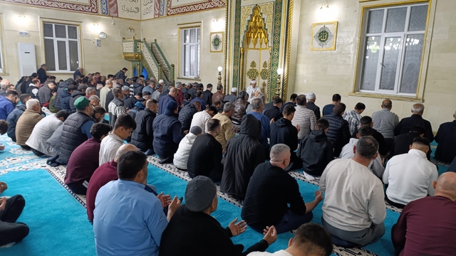 Selendi'de Kadir Gecesi'nde camiler dolup taştı