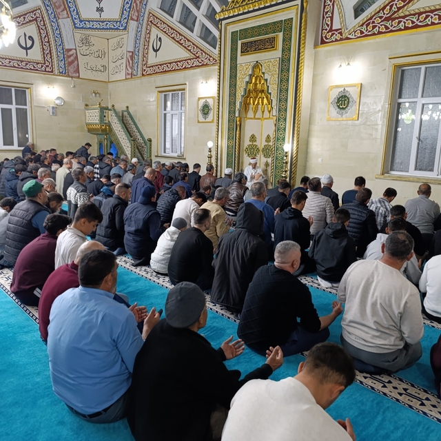 Selendi'de Kadir Gecesi'nde camiler dolup taştı