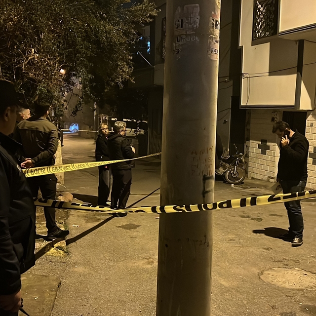 Silahlı kavgada evinin önünde duran genç kadın başından vurularak hayatını...