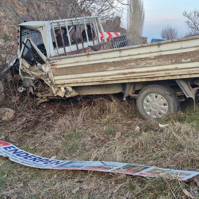 Afyonkarahisar'da kamyonetle hafif ticari aracın çarpışması sonucu bir kişi...
