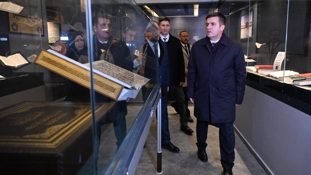 Kadir Gecesi'nde kutsal emanetlerin sergilendiği külliyeye yoğun ilgi