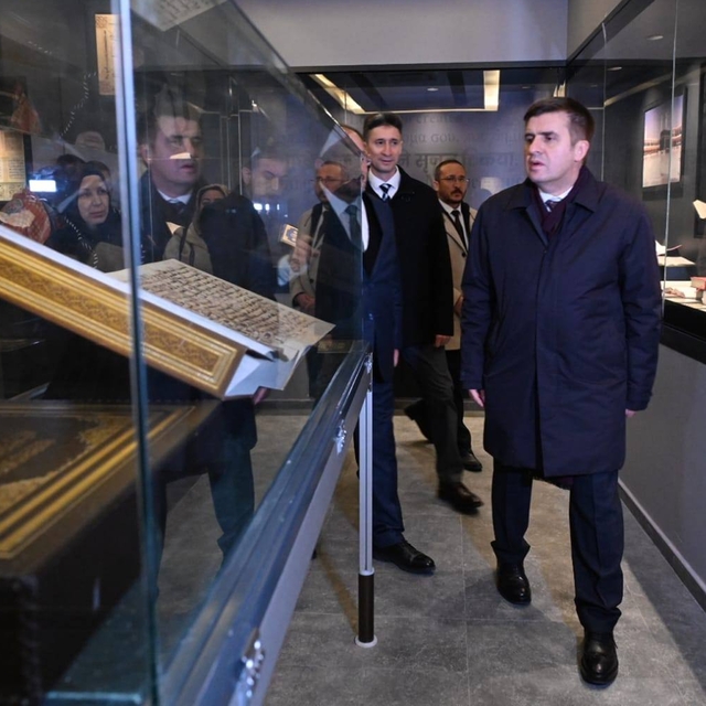 Kadir Gecesi'nde kutsal emanetlerin sergilendiği külliyeye yoğun ilgi