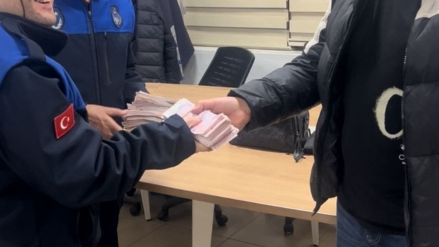 Yolda buldukları içinde 176 bin lira olan çantayı sahibine ulaştırdılar