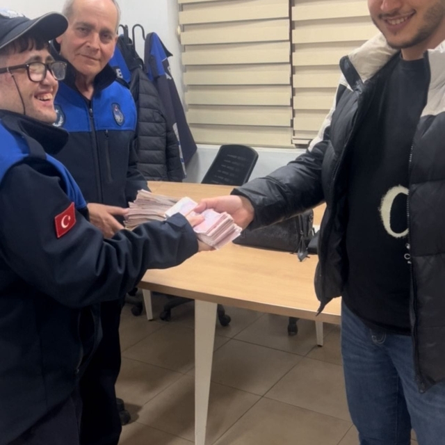 Yolda buldukları içinde 176 bin lira olan çantayı sahibine ulaştırdılar
