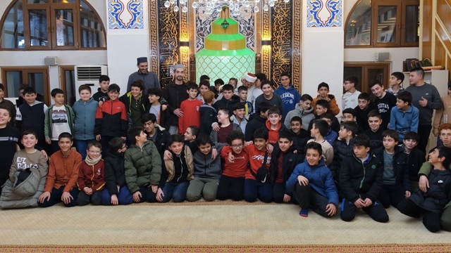 Teravih etkinlikleriyle öğrencilere manevi eğitim
Erzincan'da öğrenciler teravih buluşmalarında bir araya geliyor