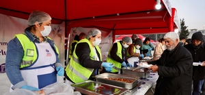 Didim'de vatandaşlar Cumhuriyet Kent Meydanı'nda kurulan iftar sofrasında buluştu
