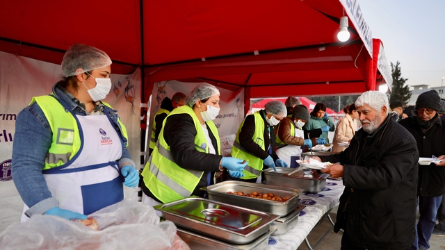 Didim'de vatandaşlar Cumhuriyet Kent Meydanı'nda kurulan iftar sofrasında buluştu