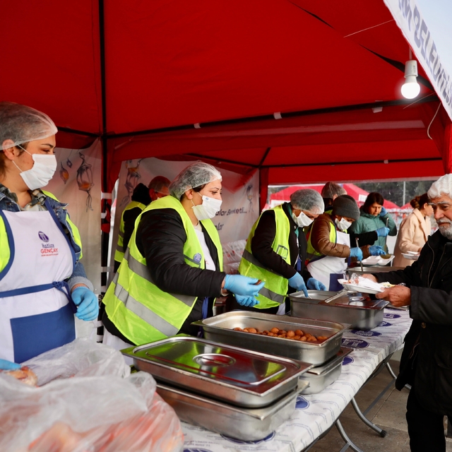 Didim'de vatandaşlar Cumhuriyet Kent Meydanı'nda kurulan iftar sofrasında b...