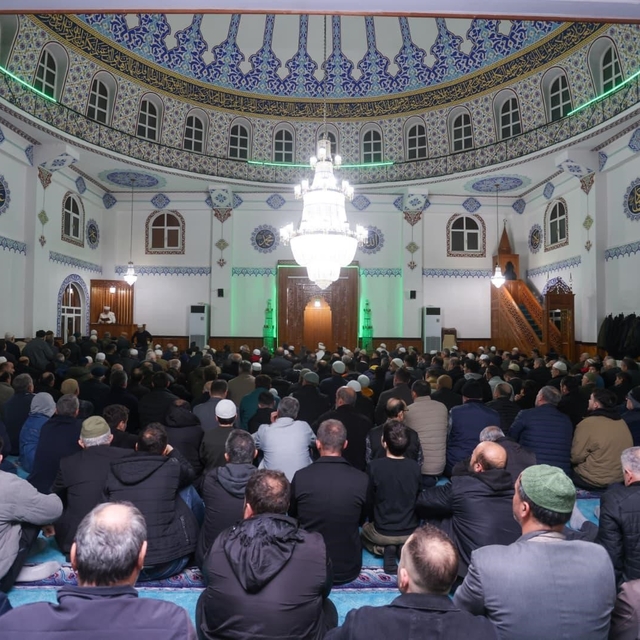 Canik'te binler Kadir Gecesi'nde ellerini semaya açtı