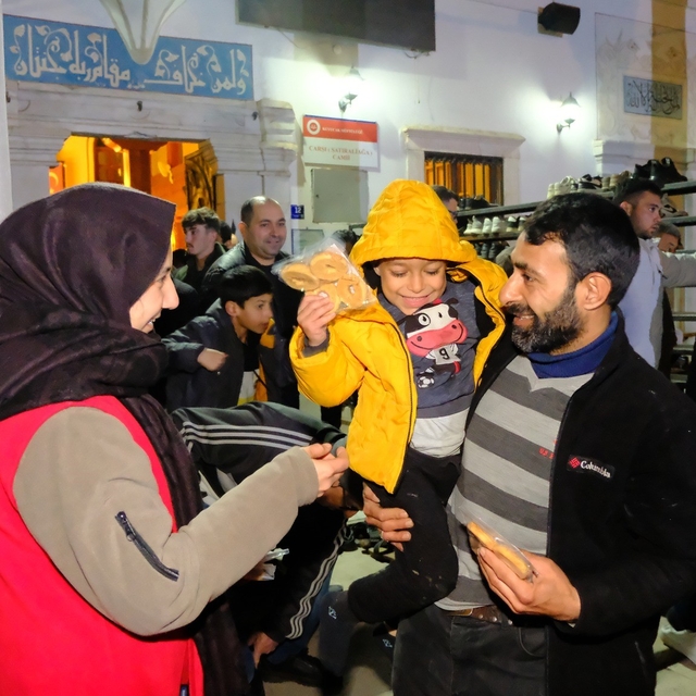 Kuyucak Belediyesi Kadir Gecesi'nde vatandaşları unutmadı
