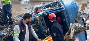 Çaya uçan TIR'ın şoförü öldü