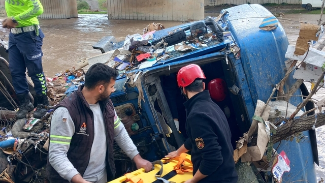 Çaya uçan TIR'ın şoförü öldü