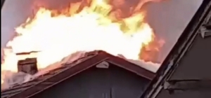 Bartın'da 4 katlı binanın çatısı yandı