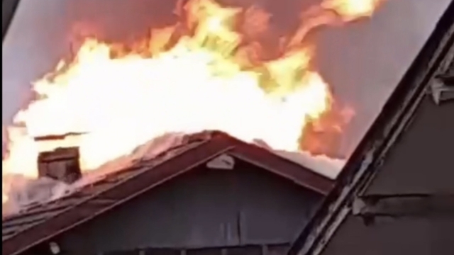 Bartın'da 4 katlı binanın çatısı yandı