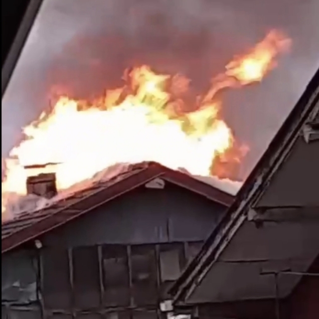 Bartın'da 4 katlı binanın çatısı yandı