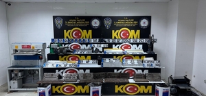 Merdiven altı plaka basım atölyelerine baskın: 4 tutuklama ‘APP' olarak bilinen sahte plaka basan atölyelere yapılan baskınlarda yüzlerce plaka, karekod cihazları ve plaka basma makinesi ele geçirildi