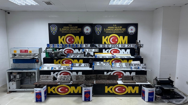 Merdiven altı plaka basım atölyelerine baskın: 4 tutuklama
'APP' olarak bilinen sahte plaka basan atölyelere yapılan baskınlarda yüzlerce plaka, karekod cihazları ve plaka basma makinesi ele geçirildi