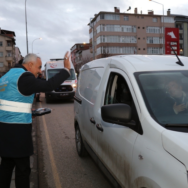 İftar vakti yolda olan sürücülere iftarlık dağıttılar