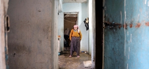 Hurdacı kadın, belediyeden aldığı gıda destek kartını Gazze’ye bağışladı