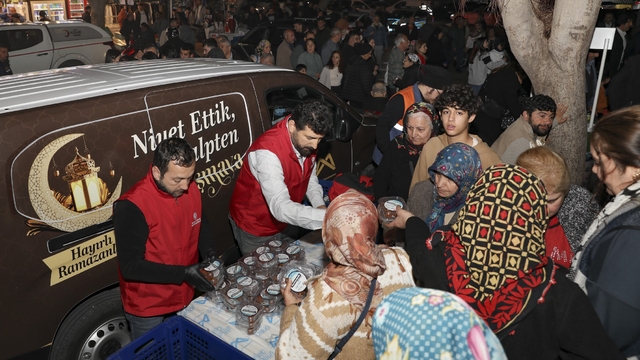 Mersin'de Kadir Gecesinde 10 bin kişilik lokma ikramı