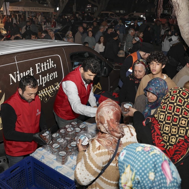 Mersin'de Kadir Gecesinde 10 bin kişilik lokma ikramı