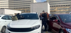 Otoparkta panik dolu anlar... Araçta kilitli kalan çocuk cam kırılarak kurtarıldı