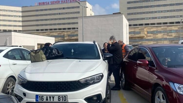 Otoparkta panik dolu anlar... Araçta kilitli kalan çocuk cam kırılarak kurtarıldı