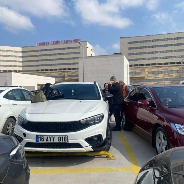 Otoparkta panik dolu anlar... Araçta kilitli kalan çocuk cam kırılarak kurt...