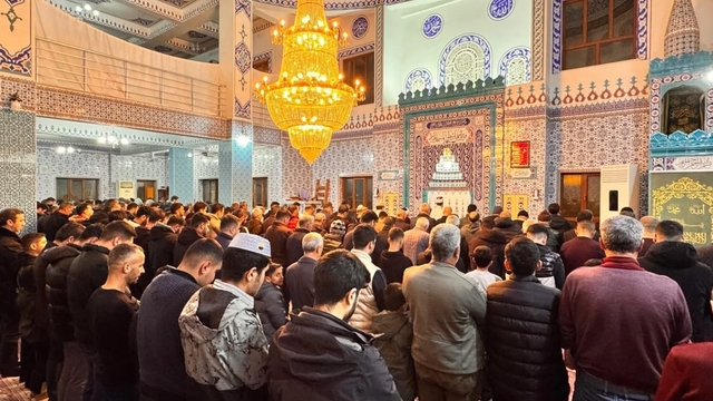 Çermik'te Kadir gecesi dualarla idrak edildi