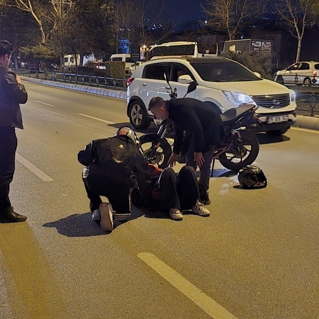 Kadın motosiklet sürücüsü otomobile arkadan çarptı