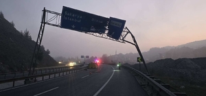 Damperi açılan tır trafik levhasına çarptı: 1 yaralı