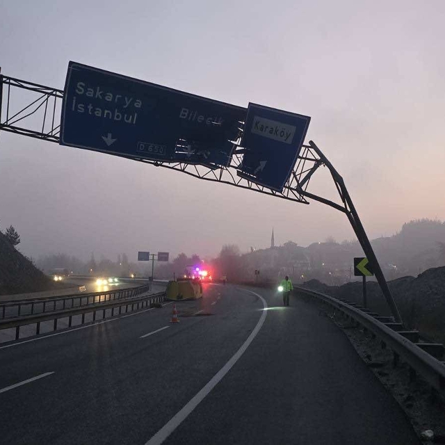 Damperi açılan tır trafik levhasına çarptı: 1 yaralı
