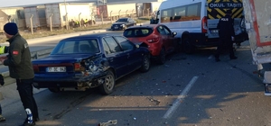 Eskişehir'de 5 aracın karıştığı zincirleme kazada 12 kişi yaralandı Yüklü olduğu için duramayan tır, servis minibüsünü ve otomobilleri biçti