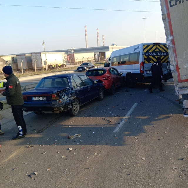 Eskişehir'de 5 aracın karıştığı zincirleme kazada 12 kişi yaralandı
Yüklü o...