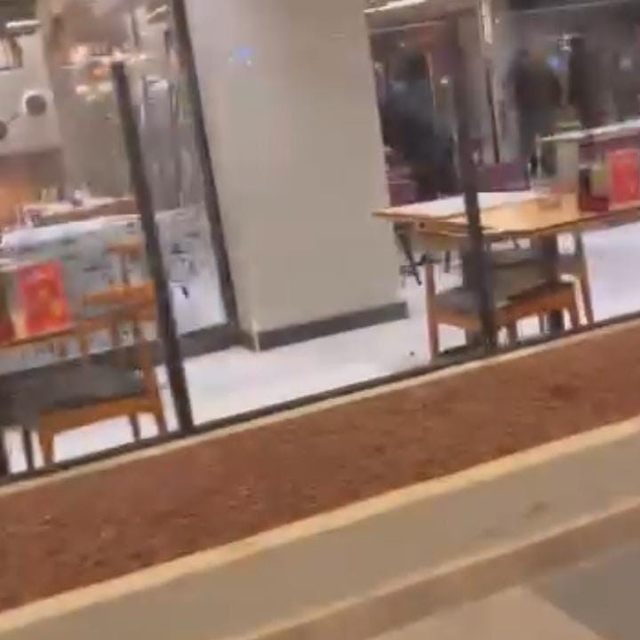 Restoran savaş alanına döndü,  camlar ve çerçeveler indi