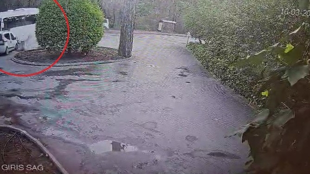 Manavgat'ta servis otobüsü ile hafif ticari araç çarpıştı