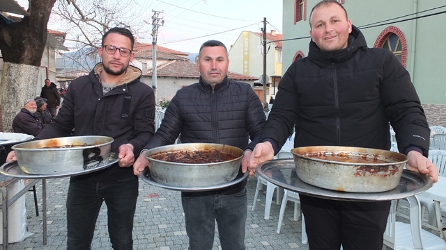 Balıkesir'de geleneksel köy iftarı yüzlerce vatandaşı buluşturdu