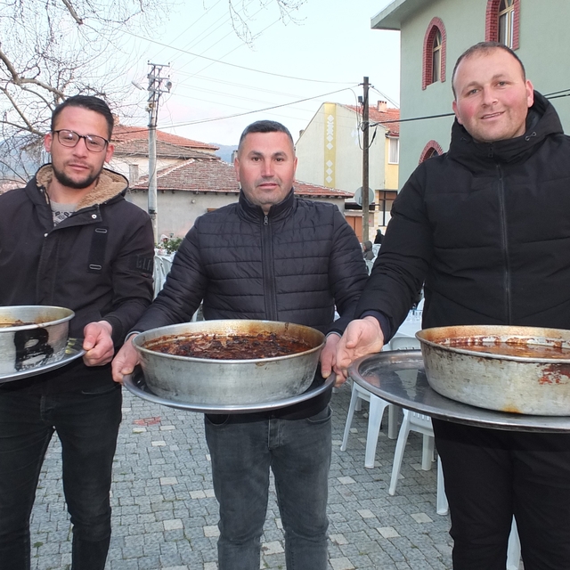 Balıkesir'de geleneksel köy iftarı yüzlerce vatandaşı buluşturdu