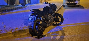 Motosiklet, servis aracı ile çarpıştı: 2 yaralı