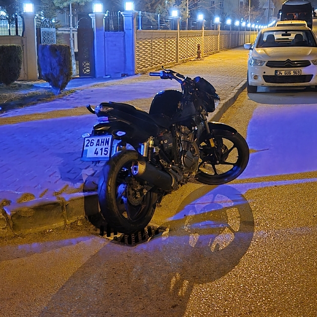 Motosiklet, servis aracı ile çarpıştı: 2 yaralı