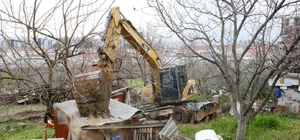 Nilüfer’de kaçak barakalar yıkıldı