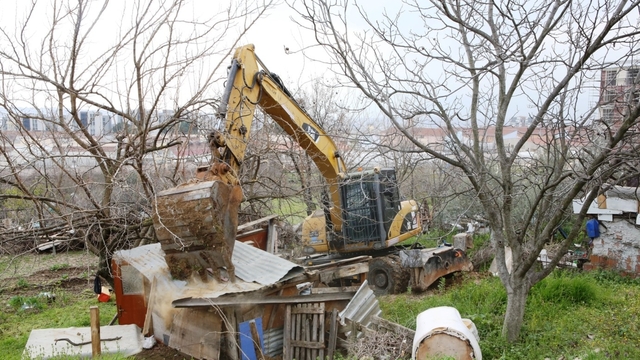Nilüfer'de kaçak barakalar yıkıldı