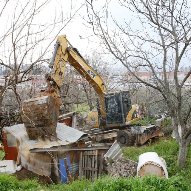 Nilüfer'de kaçak barakalar yıkıldı