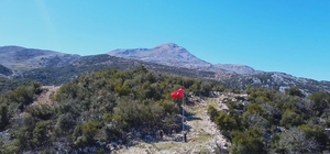 Türkiye'nin en güneyindeki mahallede 7 tepede, 7 bayrak göndere çekildi