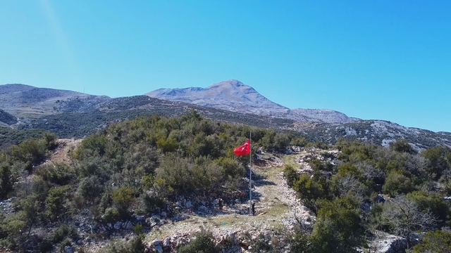 Türkiye'nin en güneyindeki mahallede 7 tepede, 7 bayrak göndere çekildi